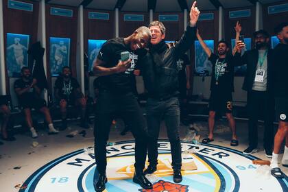 Mendy y Noel Gallagher en un festejo en el vestuario de City
