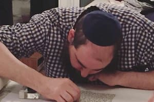 Mendy Yanklewicz es rabino y escriba; antes, se dedicó a la restauración de libros de la Torá