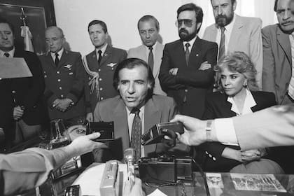 Menem anuncia los indultos a militares y civiles, el 7 de octubre de 1989, desde El Chamical, La Rioja