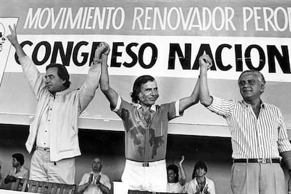 Menem, con Carlos Grosso y Antonio Cafiero, en un acto de la renovación peronista