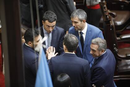 Menem dialoga junto a referentes de la Cámara y Rodrigo de Loredo, jefe de bloque UCR