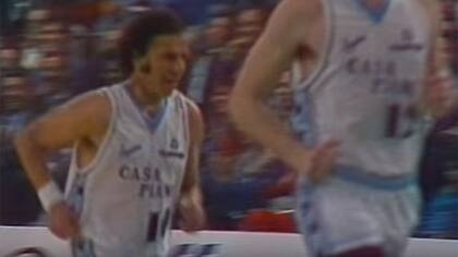 Menem jugando al básquet