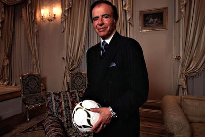 Menem con una pelota de fútbol y su anillo en 1999