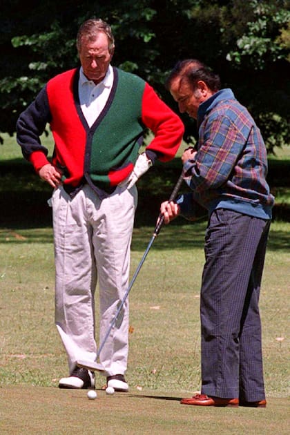 Menem practicando golf con el ya expresidente George H. W. Bush, en noviembre de 1996