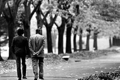 Menem y Alfonsín, en la residencia de Olivos, una de las fotos más famosas de Bugge