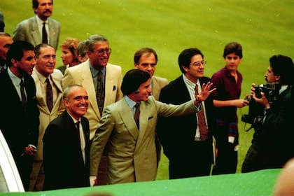 Menem y Ruckauf (entonces embajador en Italia) recorren el Olímpico de Roma antes de la final de Italia 90 entre la Argentina y Alemania