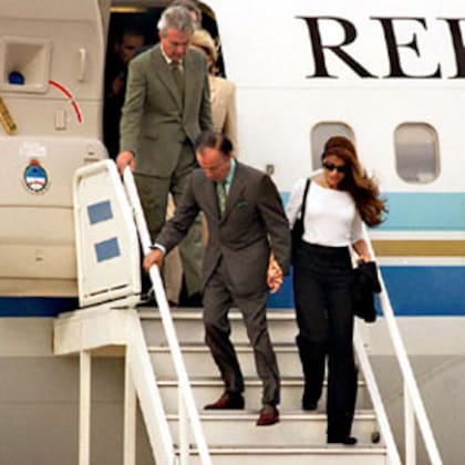 Carlos Menem y Zulemita bajan del Tango 01, en uno de los últimos vuelos que hizo el entonces presidente