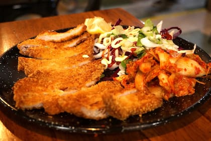 Menenga y su milanesa de carne de cerdo