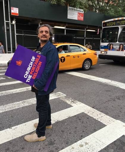 Meneses siguió el camino legal para fundar una iglesia y una religión: la “religión portátil”.