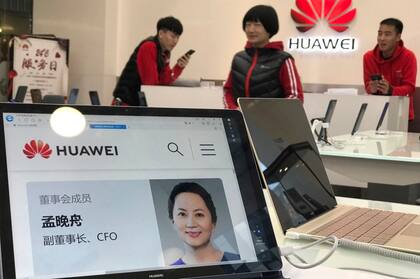 Estados Unidos ha acusado a Meng Wanzhou, una alta ejecutiva de Huawei e hija de su fundador, de haber cometido fraude bancario para ayudar a los negocios que la empresa tiene en Irán 