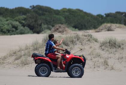 Menores manejan cuatriciclo en El Arenal de Costa del Este.