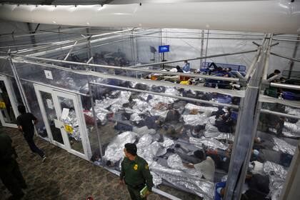 Menores migrantes al interior de un cubículo en el centro de detención del Departamento de Seguridad Nacional en 2021
