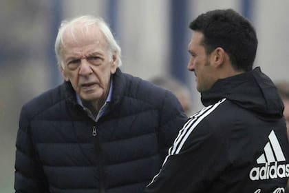 Menotti con Scaloni, en un entrenamiento de la selección. Desde Argentina, dejó su sello en su columna habitual en el diario Sport, de Barcelona