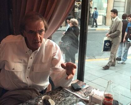 Menotti, en un café de Buenos Aires, en una de sus interminables charlas sobre fútbol