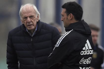 Menotti junto a Lionel Scaloni en una práctica de la selección argentina en Ezeiza, antes de Qatar 2022; el Flaco tiene su preferido entre los dirigidos en esa Copa del Mundo por el entrenador.