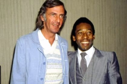 Menotti y Pelé, compañeros en Santos y sonrientes en cada encuentro luego de dejar de ser futbolistas; el argentino era suplente del crack en el legendario conjunto brasileño de los años sesentas.