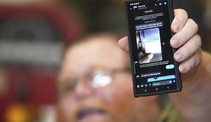 Mensaje sobre la billetera perdida de Richard Guilford (Captura de video AP/Mike Householder y Mark Vancleave)