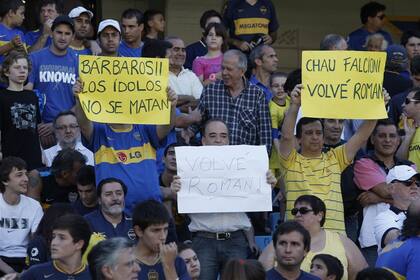 Mensajes contra el DT y en favor de Riquelme