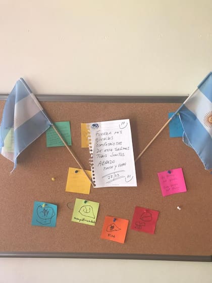 Mensajes de aliento en la cartelera del hostal