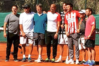 Merbilhaa (el 2°desde la izquierda) en la escuela de tenis de Estudiantes de La Plata, con la Bruja Verón y Pico Mónaco
