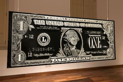 Otra obra de "Merca (Dólar)", 2005, del grupo Mondongo
