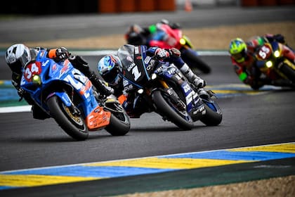 Mercado, con la moto Nº 1, en plena persecución, tras el mal comienzo del trinomio en la Sarthe; el cordobés fue campeón mundial de la Copa FIM Superstock 1000 en 2014.