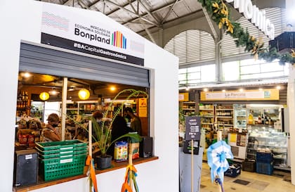 Mercado de Economía Solidaria de calle Bonpland, productos agroecológicos y saludables