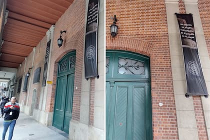 Mercado de los Carruajes: cerró sus puertas, pero sigue en pie la cartelería que lo promocionaba como "los sabores del mundo gastronómico en el corazón de la ciudad".