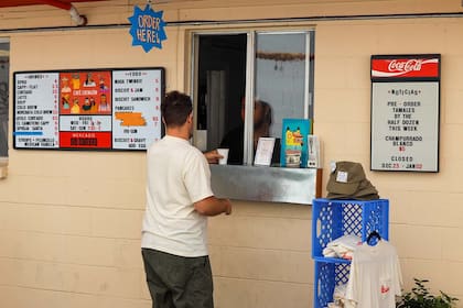 Mercado Sin Nombre se encuentra en el barrio Holly del este de Austin