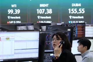 Mercados asiáticos caen mientras el petróleo supera los 111 dólares el barril