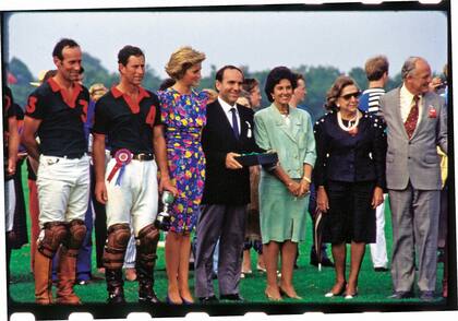 Mercedes junto a los príncipes de Gales, en el nacimiento de nuestra edición inglesa Hello! en 1988