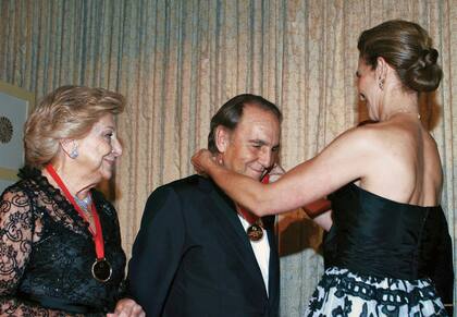 En 2006, Eduardo Sánchez Junco junto a Mercedes recibió de la infanta Elena el premio del Spanish Institute de Nueva York concedido a nuestra publicación