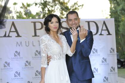 Mercedes Funes y Cecilio Flematti muestran sus anillos