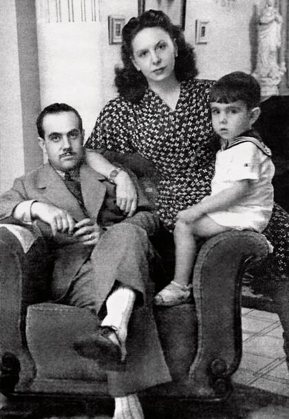 La pareja con su hijo, Eduardo, en los inicios de la revista en la década del 40