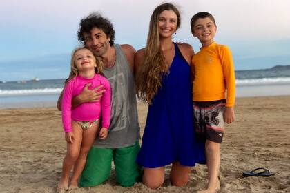 Mercedes Aime, junto a Martín Poisson y sus hijos Ana y Benicio, en las últimas vacaciones en Buzios