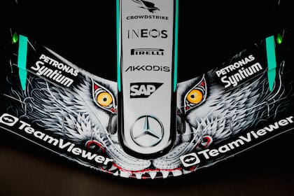 Mercedes-AMG PETRONAS F1 Team con el detalle del lobo con los ojos amarillos