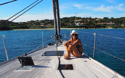 Mercedes Bédère dice que navega desde que tiene memoria. En Buenos Aires lo hizo en el Río de la Plata. Hoy recorre el mundo en un barco junto a su marido. 