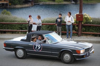 Mercedes Benz 280 SL 1981 durante la primera etapa de la competencia