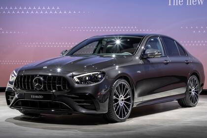 Mercedes-Benz Clase E, una familia grande. Con varias siluetas (berlina, rural y otras) y mecánicas nafteras e híbridas