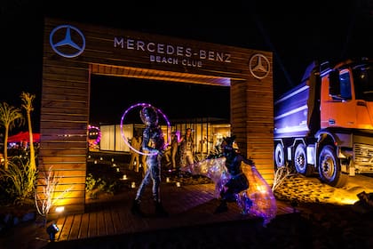 Mercedes-Benz Summer Night se llevó a cabo en la casa de playa que la compañía alemana armó para sus clientes.