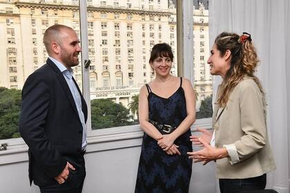 Mercedes D'alessandro con Martín Guzmán y Sol Prieto, quien la reemplazará en la dirección