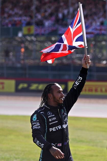 Triunfo. Lewis Hamilton saluda al público tras su 99ª victoria