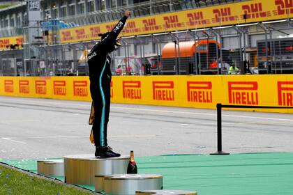 Hamilton y un mensaje en contra del racismo, en el podio del Gran Premio de Estiria, luego de haber ganado la carrera