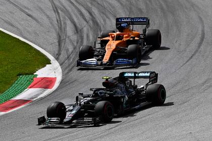 Valtteri Bottas le lleva la delantera a Carlos Sainz, en una curva del circuito de Spielberg, Austria