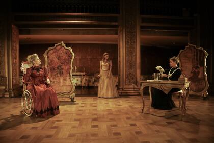 Mercedes Fraile (Sabina), Lucila Gandolfo (Ofelia) y Malena Figó (Matildita) en El salón dorado, en el Teatro Cervantes