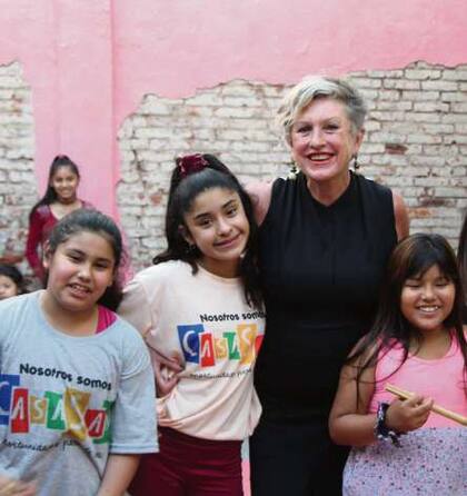 Mercedes Frassia, con algunas alumnas de danza