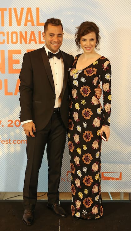 Mercedes Funes, muy elegante y felizmenta acompañada por su pareja, el periodista Cecilio Flematti