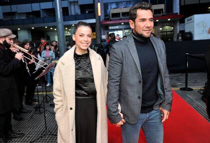 Mercedes Funes y su marido, Cecilio Flematti, sonríen en la alfombra roja de Las Irresponsables