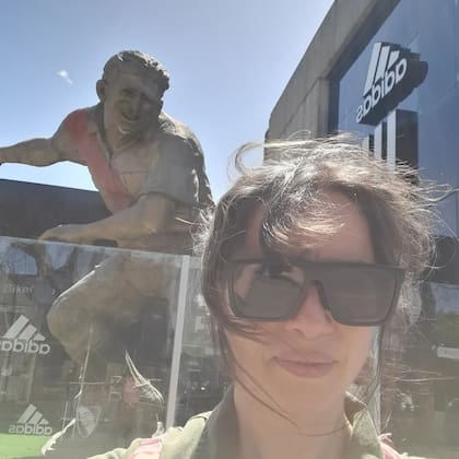 Mercedes junto a su obra en honor a Ángel Labruna