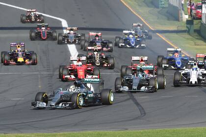 Mercedes lidera la carrera, con un pelotón detrás